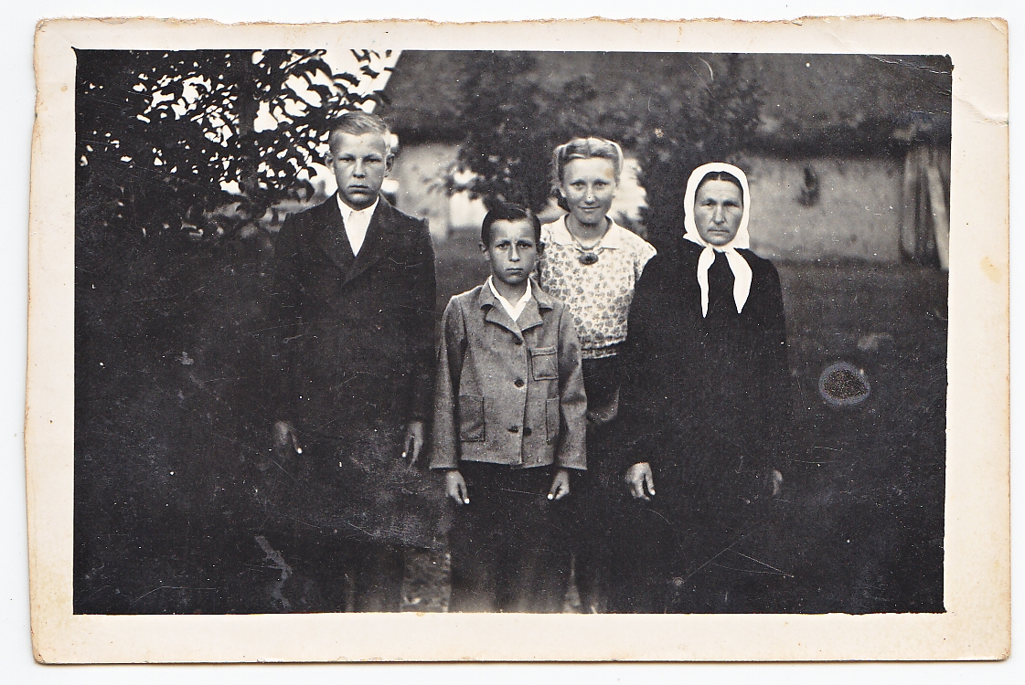Elžbieta Indrišiūnaitė (antra iš dešinės) su kaimynų Anilionių šeima Žiližių kaime